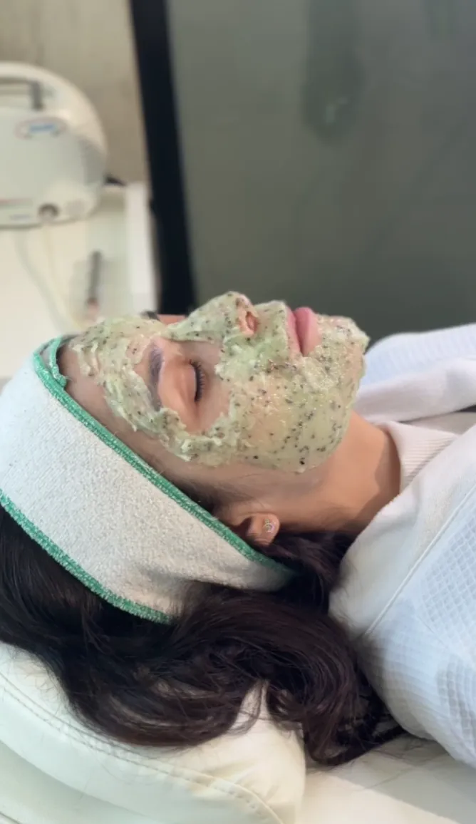 Máscara facial nutritiva con la clienta en reposo, parte del programa