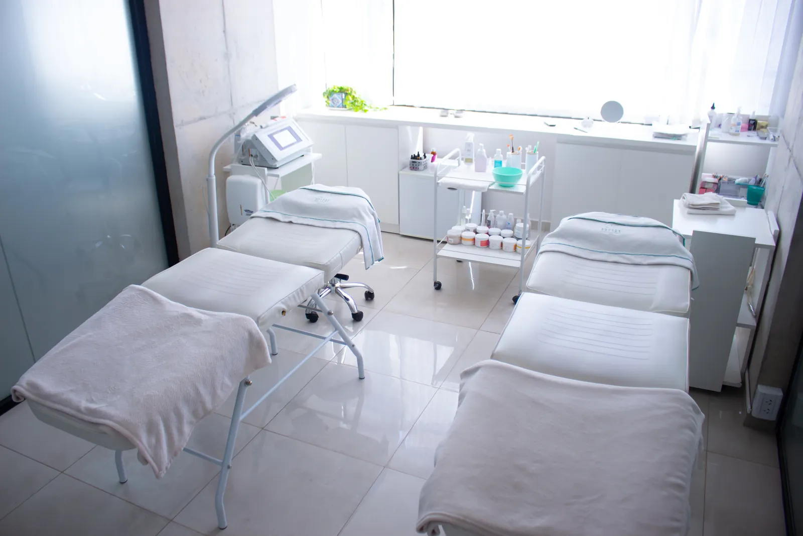 Gabinete facial del centro con dos camillas y luz natural
