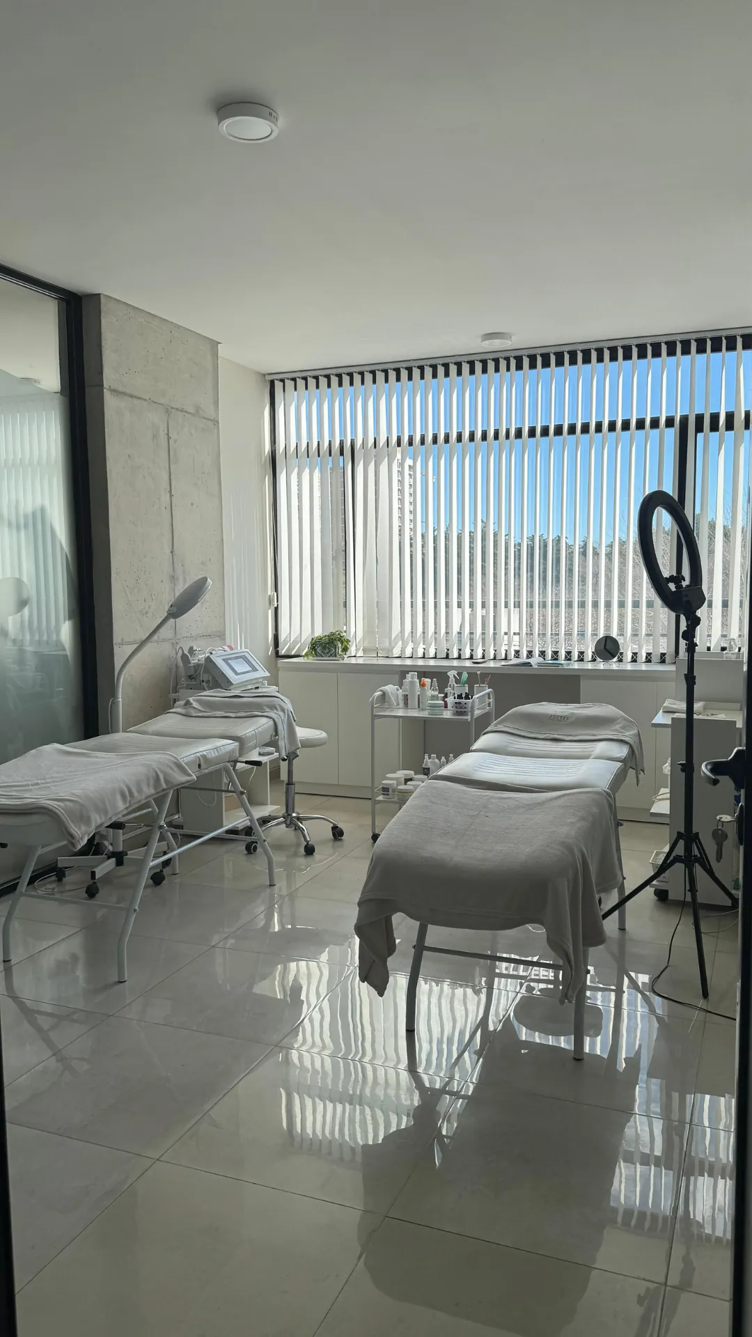 Gabinete facial amplio con ventanal y camillas preparadas