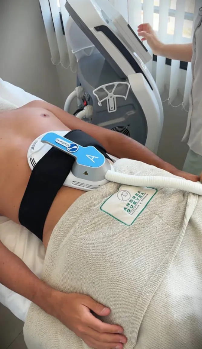 Aplicador de Mio Up fijado sobre el abdomen durante la sesión