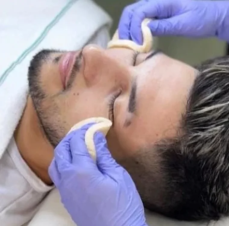 Limpieza del rostro con esponjas durante la Experiencia AG Premium