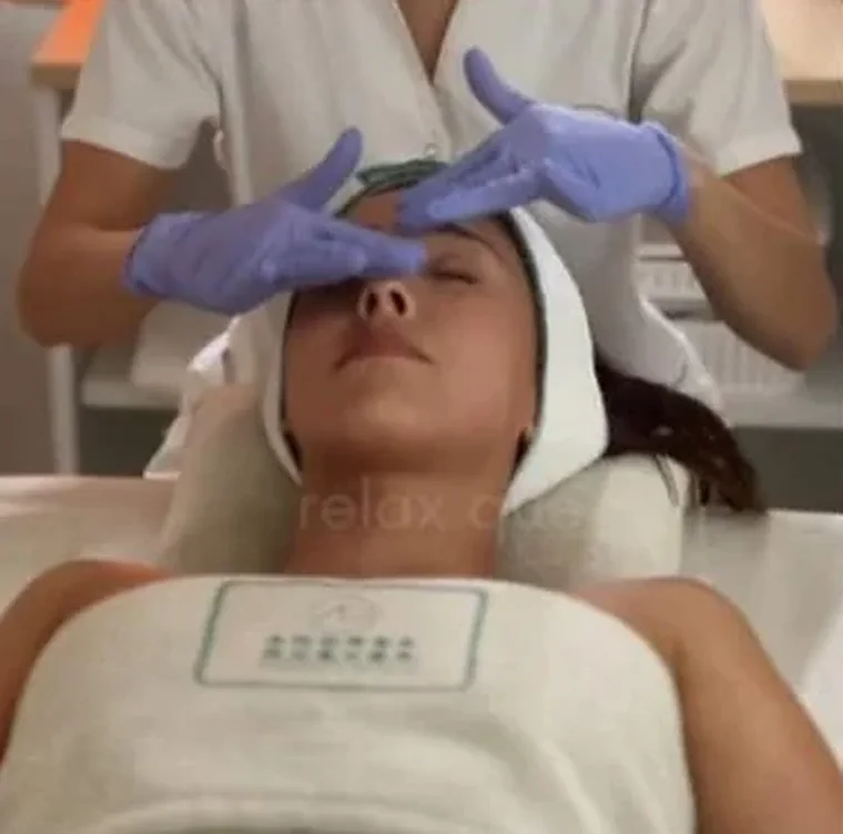 Tratamiento facial relajante sobre los ojos, parte de la Experiencia de bienestar compartido