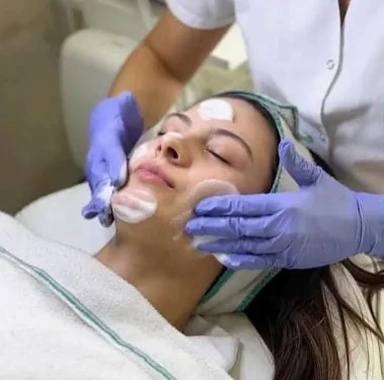 Limpieza facial con espuma durante la Experiencia de relax y belleza