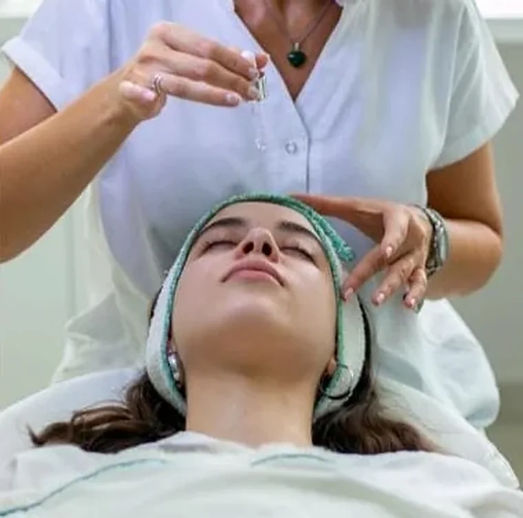 Aplicación de sérum en el rostro durante el Reset de belleza express