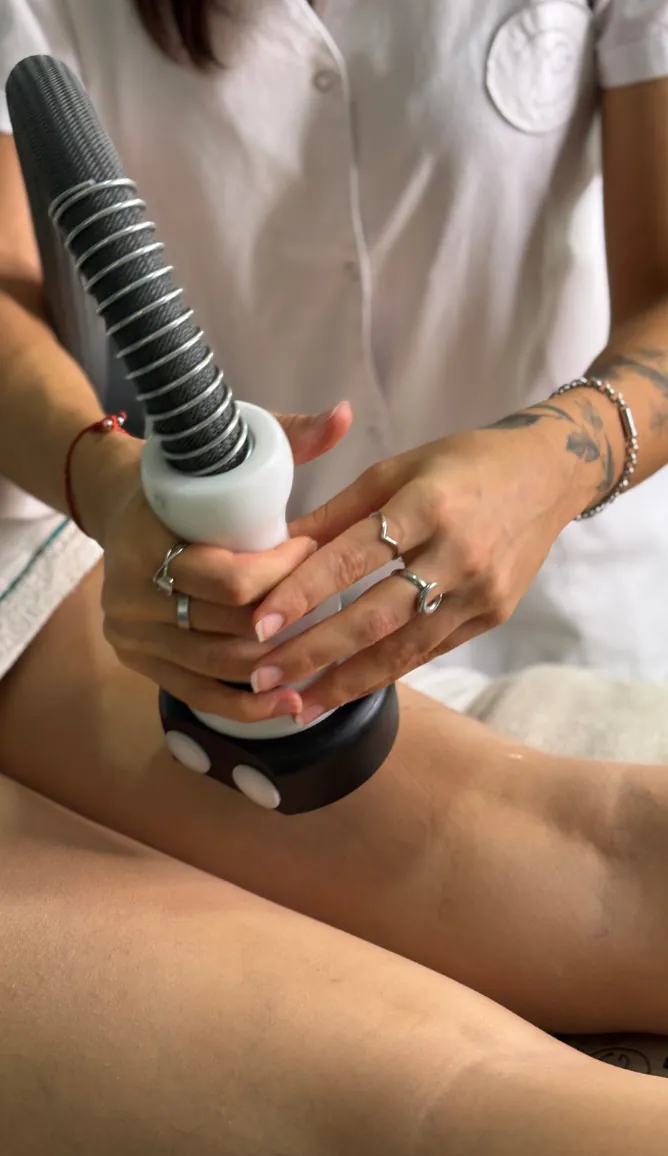 Cabezal de Vela Slim Plus trabajando sobre la pierna en un tratamiento para la celulitis